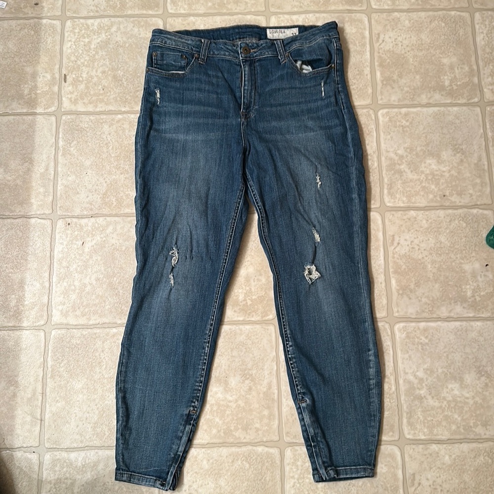 Pistola skinny jeans with zippered ankles. Light distressing